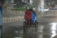 চৈত্রের-সন্ধ্যায়-রাজধানীতে-ঝড়-বৃষ্টি