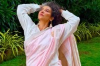 ঝোলা-দুল-আংটিতে-মনীষা-ঝড়