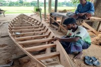 সিংড়ায়-নৌকা-তৈরি-আর-মেরামতে-ব্যস্ত-কারিগররা