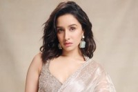 যাচ্ছিলেন-হাসপাতালে,-পাপারাজ্জিদের-দেখে-হাতজোড়-শ্রদ্ধা-কাপুরের