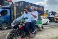 তীব্র-যানজটে-বাধ্য-হয়ে-মোটরসাইকেলে-গন্তব্যে-যাচ্ছেন-সড়ক-উপদেষ্টা