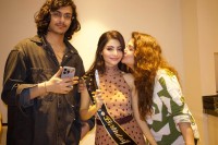 কাছাকাছি-বয়সের-হবু-পুত্রবধূকে-আদরে-ভাসালেন-শ্রাবন্তী