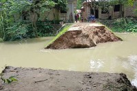 নওগাঁয়-আত্রাই-নদীর-বেড়িবাঁধ-ভেঙে-লোকালয়ে-ঢুকছে-পানি