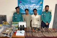 মোহাম্মদপুরে-বিশেষ-অভিযানে-বিপুল-পরিমাণ-ধারালো-অস্ত্র-উদ্ধার