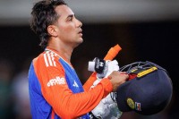 সবচেয়ে-কম-বলে-এক-হাজার-রানের-বিশ্ব-রেকর্ড