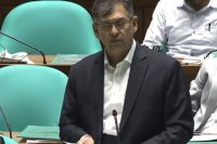 80-lakh-otorikshay-bchre-4-hajar-koti-taka-rajsw-kshti-swrashtrm