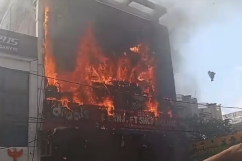 ভয়াবহ অগ্নিকান্ডে প্রাণ গেলো ১১ জনের।