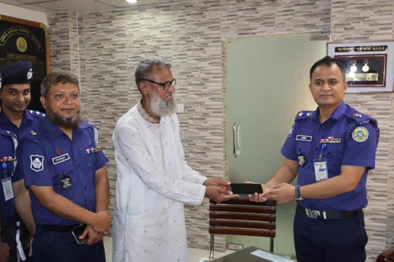 পটুয়াখালীতে চুরি হওয়া ৭০টি মোবাইল উদ্ধার