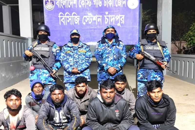 চাঁদপুরের মেঘনায় অবৈধ বালু বহনকারী বাল্কহেডসহ আটক ৭