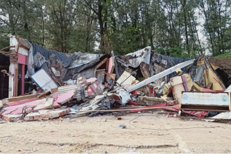 কক্সবাজার সৈকতের সুগন্ধা পয়েন্টে অর্ধশতাধিক অবৈধ দোকান উচ্ছেদ