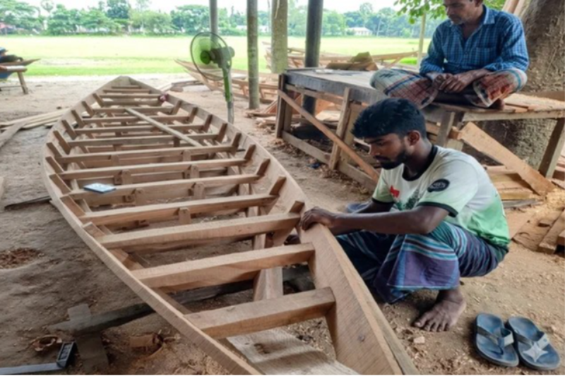 সিংড়ায় নৌকা তৈরি আর মেরামতে ব্যস্ত কারিগররা