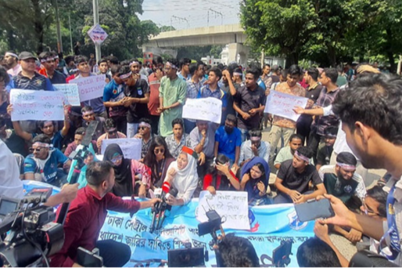 শিক্ষা ভবনের সামনে ৭ কলেজ শিক্ষার্থীরা, সড়কে পুলিশের ব্যারিকেড